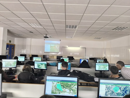 Fotografia de l'alumnat del centre fent un taller utilitzant l'aplicació de l'atles Mental i col-laboratiu que hem desenvolupat a la càtedra